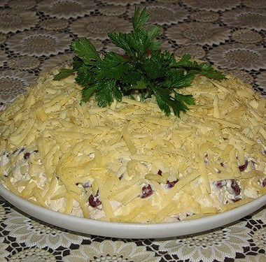 Рецепт Салат из курицы с красной фасолью и сыром