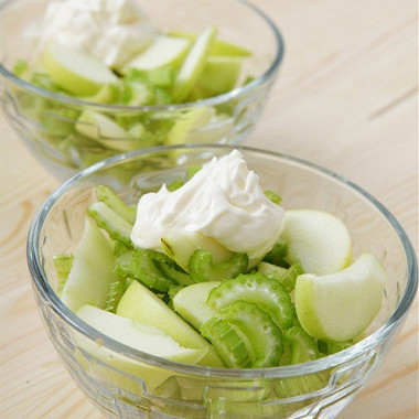 Рецепт Простейший салат с сельдереем и зеленым яблоком