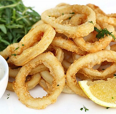 Рецепт Жареные кольца кальмаров в тесте из нутовой муки с салатом из петрушки