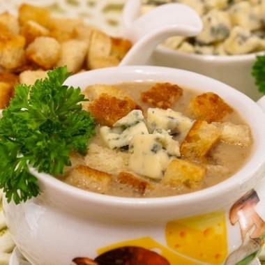 Рецепт Суп с грибами, сухариками и сыром с благородной плесенью
