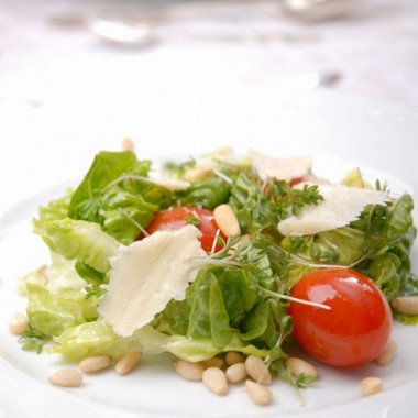 Рецепт Зеленый салат с черри и кедровыми орешками