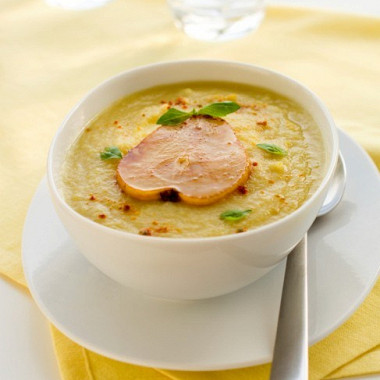 Рецепт Суп из пастернака и яблока с хрустящими ломтиками и приправой карри