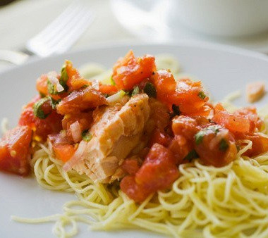 Рецепт Салат из лосося и лапши с овощами