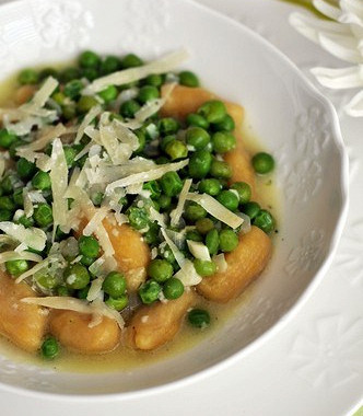 Рецепт Паста с чесночно-миндальным соусом, мятой, базиликом и горошком