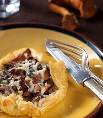 Рецепт Тарт с белыми грибами, беконом и сливочным соусом из козьего сыра