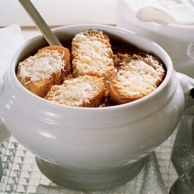 Рецепт Французский луковый суп с тимьяном и чесночными крутонами с сыром