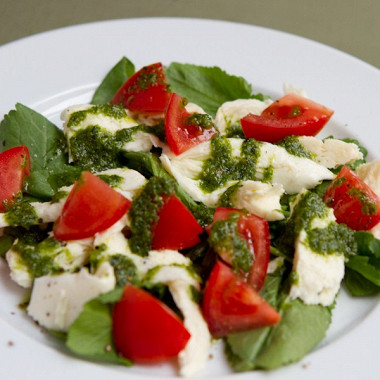 Рецепт Зеленый салат с сулугуни и соусом песто