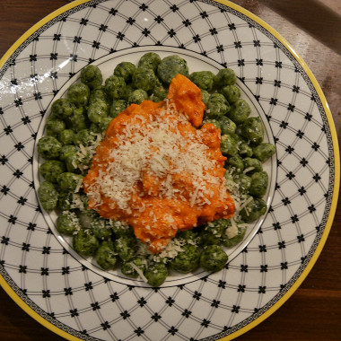 Рецепт Ньокки из шпината и рикотты с томатным соусом