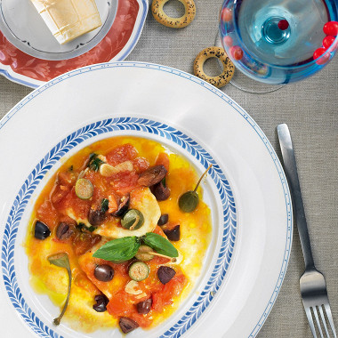 Рецепт Теплый домашний сыр в соусе из помидоров и оливок