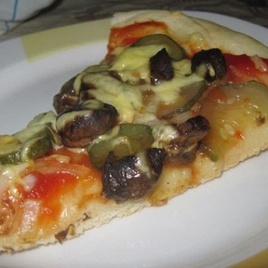 Рецепт Пикантная пицца с шампиньонами и маринованными огурцами