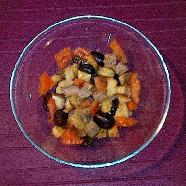 Рецепт Салат «Груцам» с запеченным мясом, виноградом, помидорами и гренками