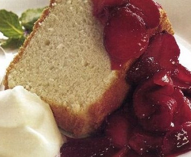 Рецепт Бисквитный пирог с клубникой и взбитыми сливками