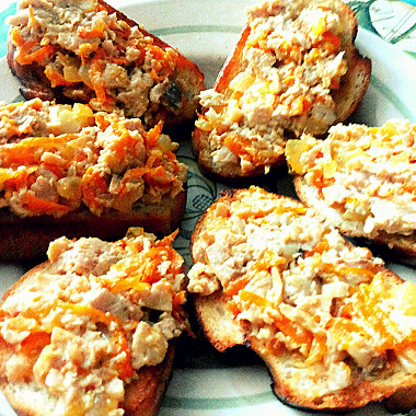 Рецепт Гренки с печенью трески, морковью и луком