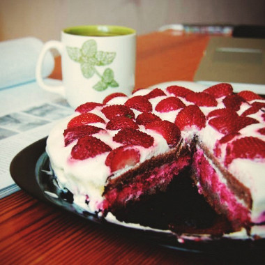 Рецепт Бисквитный торт с ягодами и двойным кремом