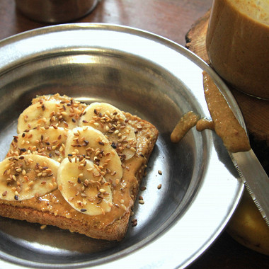 Рецепт Тост с арахисовым маслом, бананом и кунжутом