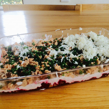 Рецепт Слоеный салат из свеклы и горбуши со сметаной