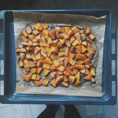 Рецепт Тыква, запеченная с персиками, ромом, медом и розмарином