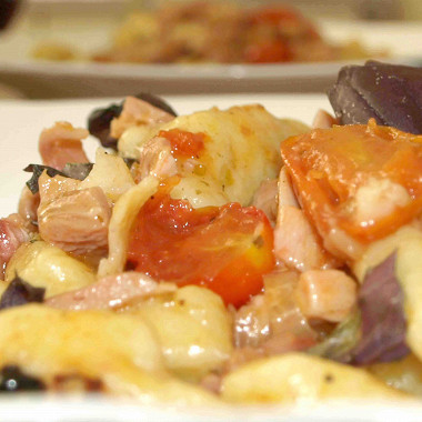Фото рецепт Картофельные ньокки (клецки) с помидорами черри и копченой курицей